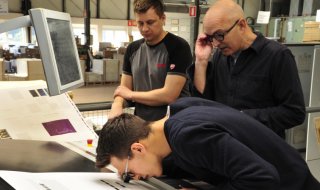 Lo spazio bianco incontra il colore, i pensieri incontrano le idee Lo spazio bianco come palcoscenico: il rettangolo centrale simboleggia la tela - la luce al posto dellinchiostro.